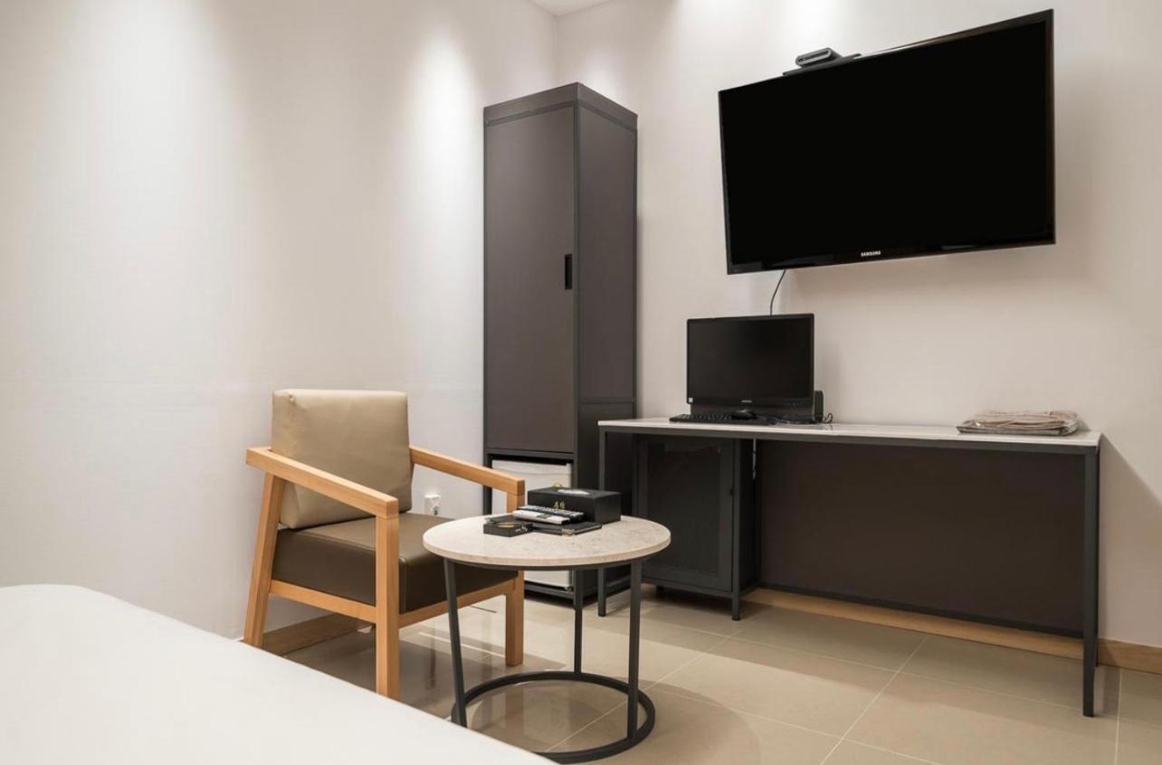 Hotel Myeong Jak Suwon Bagian luar foto