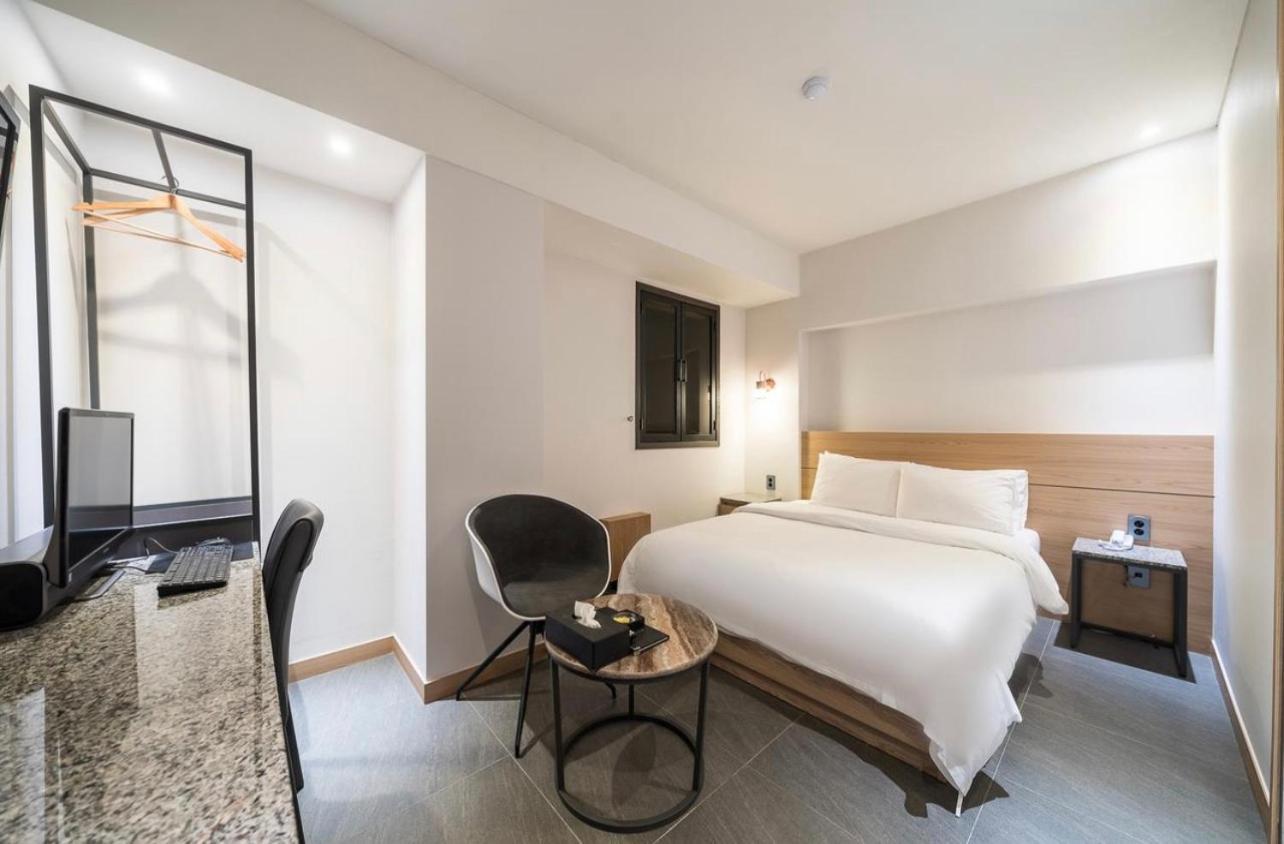 Hotel Myeong Jak Suwon Bagian luar foto