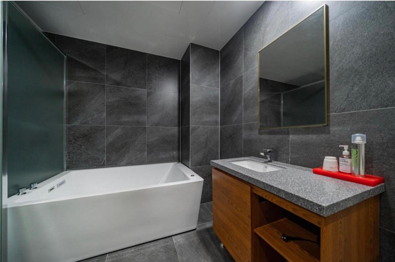 Hotel Myeong Jak Suwon Bagian luar foto