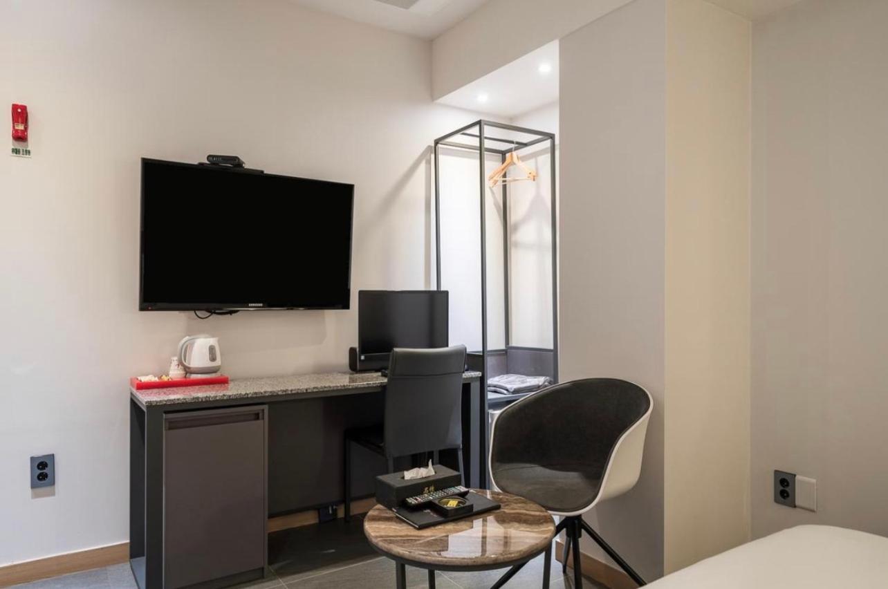 Hotel Myeong Jak Suwon Bagian luar foto